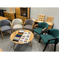 Designerskie miękkie krzesło do salonu wykonane z litego dębu Grinlin