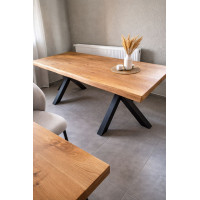 Dębowy stół jadalny na metalowych nogach w stylu loft