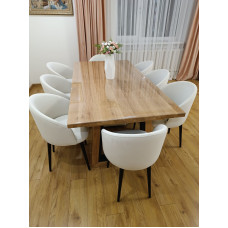 Der ausziehbare Esstisch Picasso aus massiver Eiche eignet sich perfekt für Küche, Wohnzimmer oder Terrasse