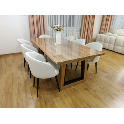 Der ausziehbare Esstisch Picasso aus massiver Eiche eignet sich perfekt für Küche, Wohnzimmer oder Terrasse