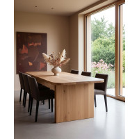 Stół Wintwood 180×90 cm z litego dębu to stylowy wybór do kuchni, salonu lub biura. Nowoczesny kształt, solidne nóżki, naturalna faktura. Elegancja, trwałość i harmonia dla Twojego wnętrza. Zamów w MebWood!
